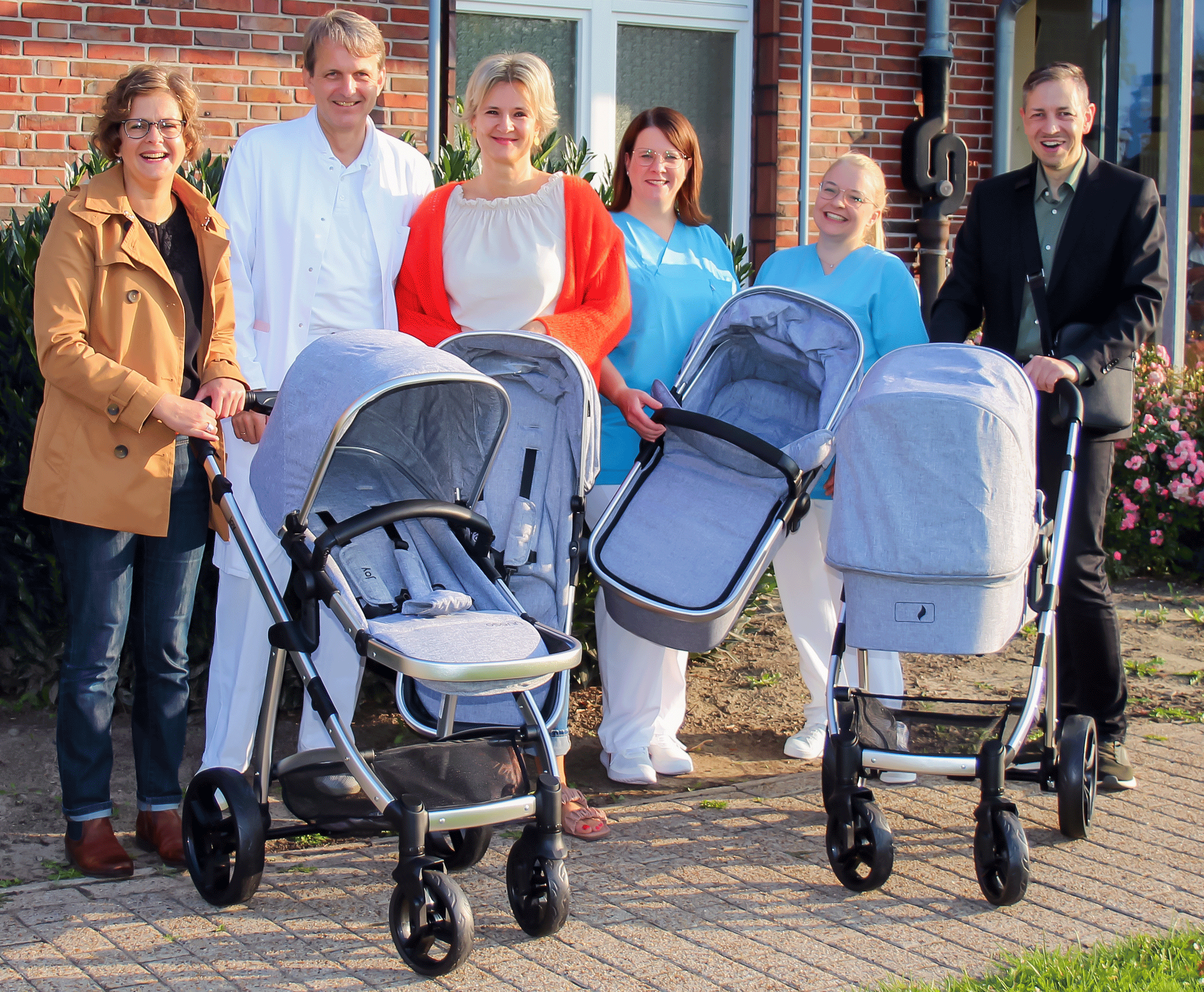 Bild zu Kinderwagenspende für Geburtsstation der Friesland Kliniken
