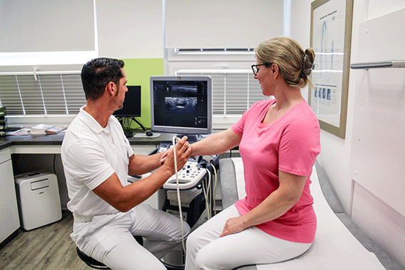 Bild zu Dr. Arne Richter erhält Gütesiegel in der Ultraschalldiagnostik für Bewegungsorgane